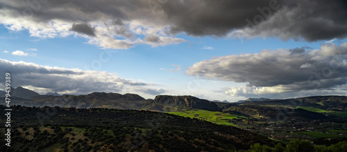 Quadro su tela Peñon de mures , prado verde con nubes.