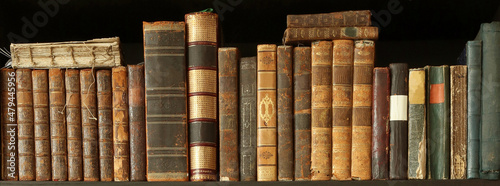 Foto old books on wooden shelf