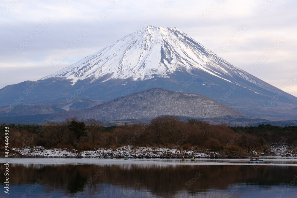 世界遺産　富士山と精進湖の冬の景色