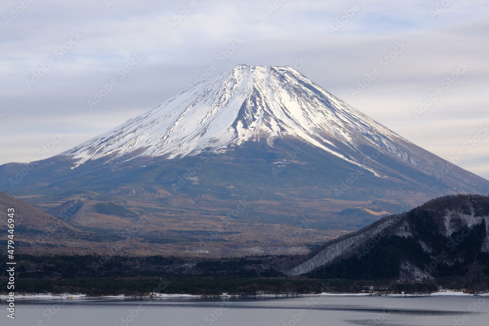 世界遺産　富士山と本栖湖の冬の景色