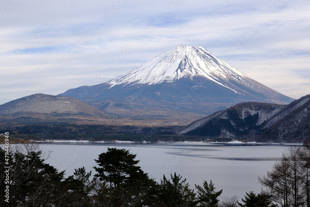 世界遺産　富士山と本栖湖の冬の景色