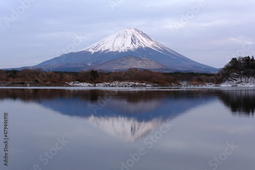 世界遺産 富士山と精進湖の冬の景色