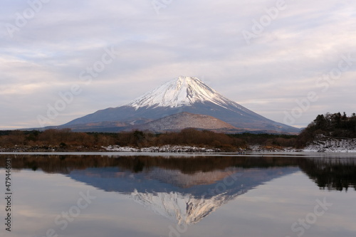 世界遺産 富士山と精進湖の冬の景色
