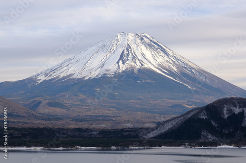 世界遺産 富士山と本栖湖の冬の景色