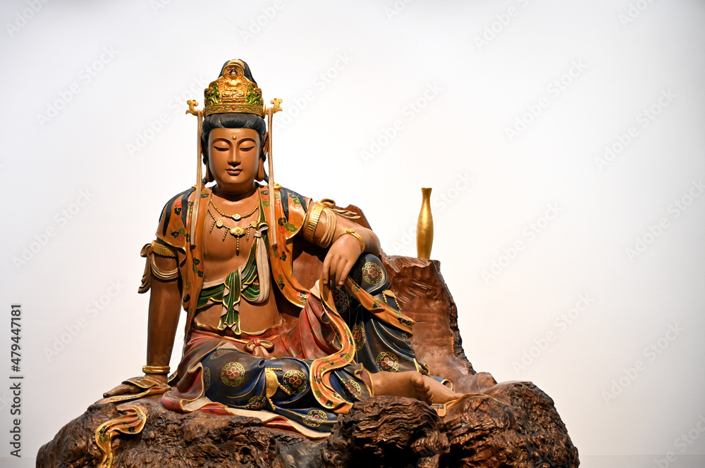 Obraz premium Wood carving of guanyin Bodhisattva Buddha at a Chinese temple