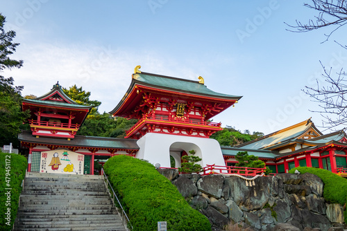 青空をバッグにした赤間神宮の赤と白の門