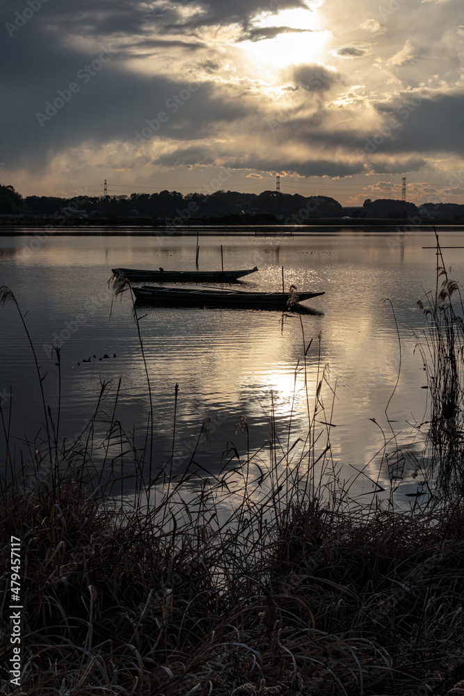 夕焼けの湖と古い釣り船