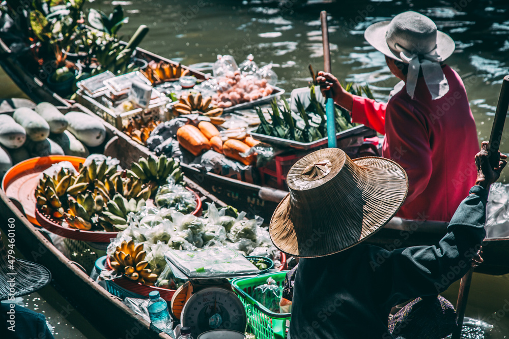 Obraz premium Damnoen Floating Market during covid in Ratchaburi province, Thailand