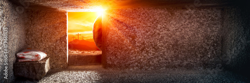 Quadro em tela Open Tomb At Sunrise With Grave Clothes And Three Crosses - Resurrection Of Jesu