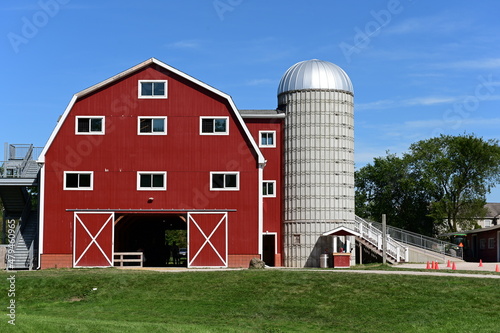 Fotobehang red barn with silo