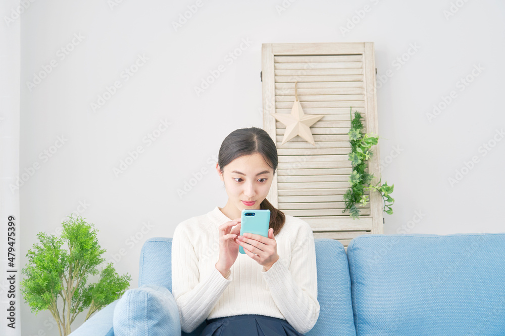 女性 スマホ 驚く リビング 女性 スマホ 驚く リビング
