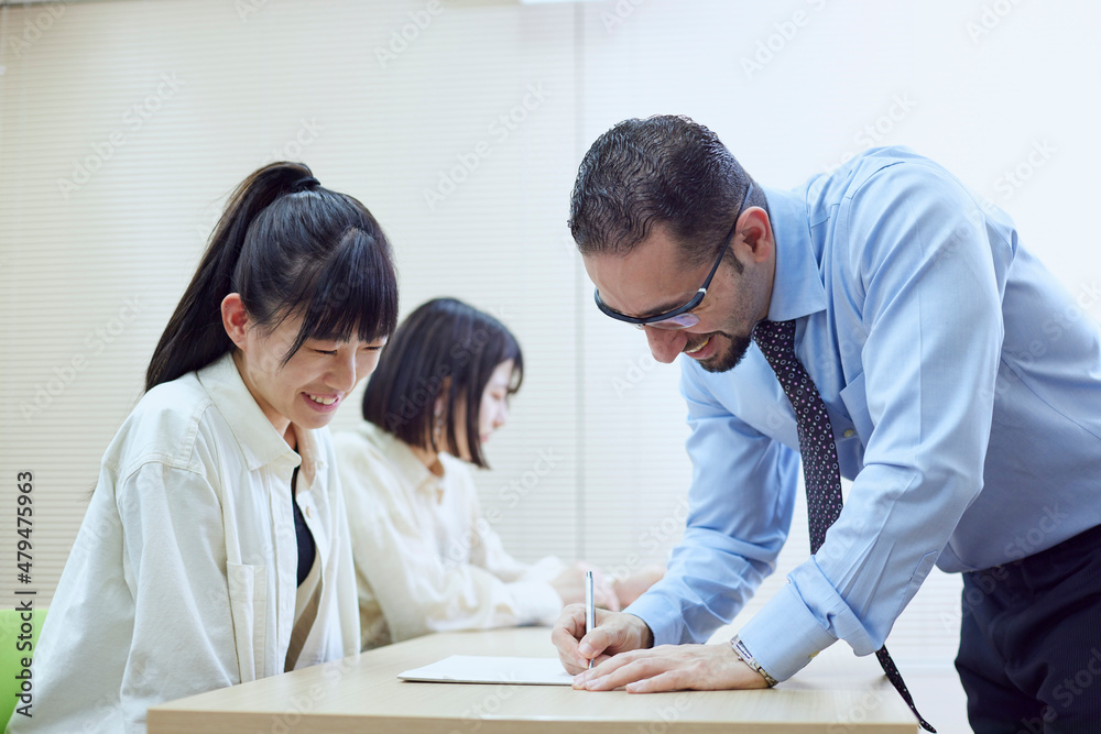 Fototapeta premium 英会話教室で英語を教える男性講師