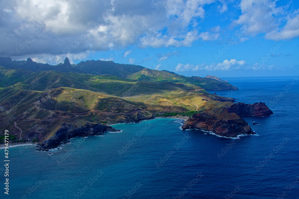 Ua Pou (iles marquises) : Vue aérienne de l'île  et survol en hélicoptere