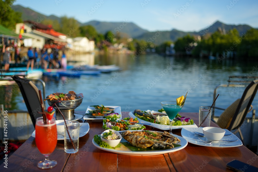 Obraz premium Thai food making on floating boat in floating market Thailand