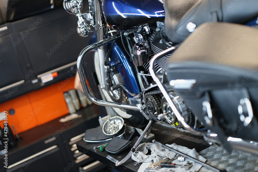 Obraz premium Motorcycle and parts in the garage kitchen, blurry