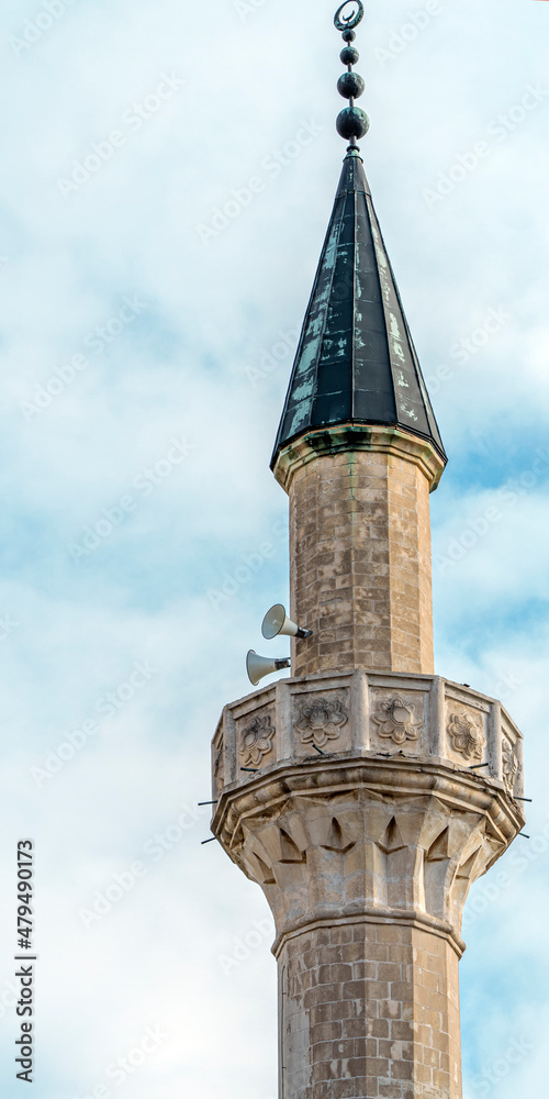 Elements of the mosque: towers and external decoration.