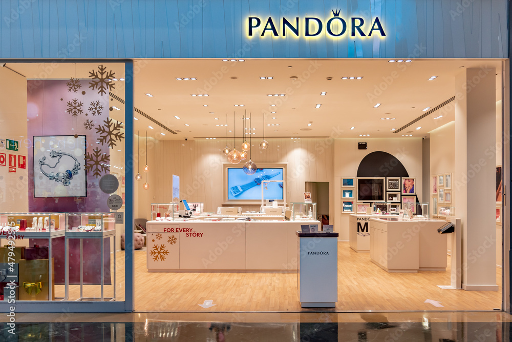 Pandora jewellery shop in Madrid foto de Stock | Adobe Stock