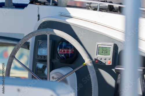 Poste de pilotage d'un voilier avec gouvernail en cuir blanc