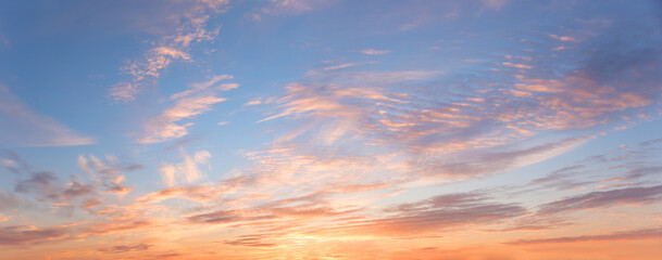 Fototapete Sonnenuntergang romantischer bunter sonnenuntergangspanoramahimmel mit gewellten wolken  © SusaZoom
