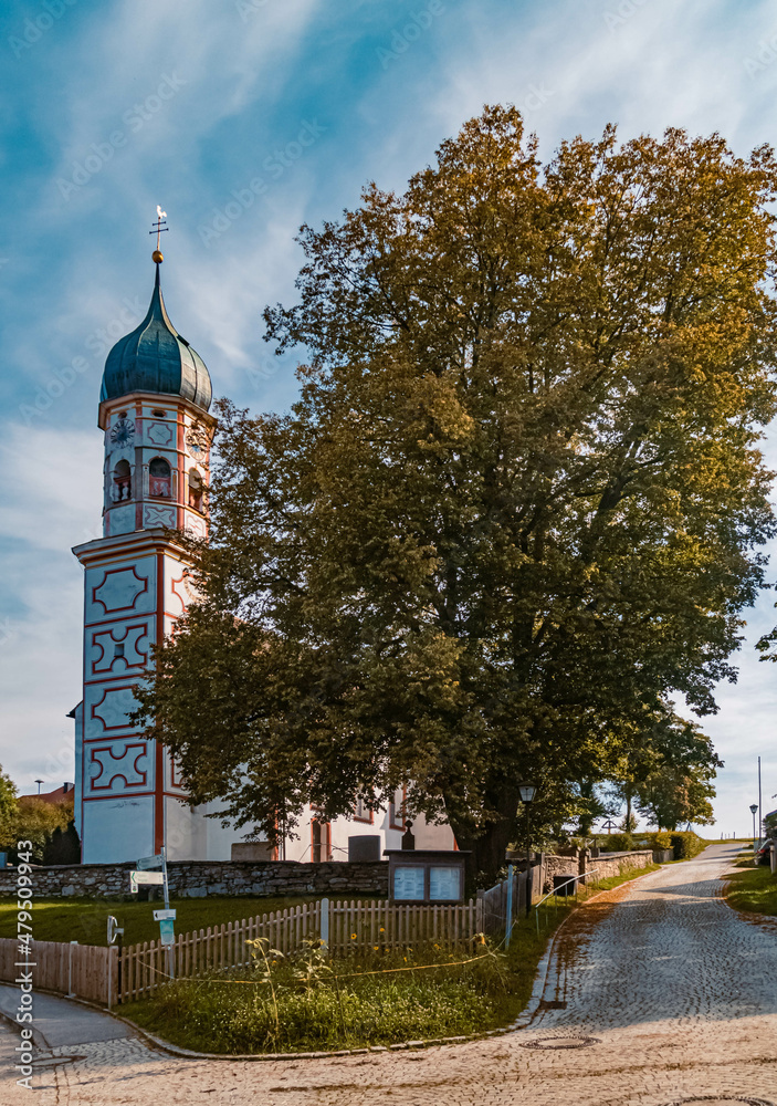Obraz premium Beautiful church on a sunny summer day at Aidling near the famous Riegsee lake, Bavaria, Germany