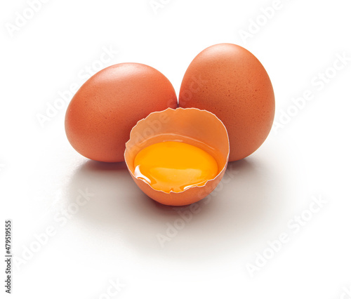 Huevos y yema de huevo sobre fondo blanco. Eggs and yolk on white background.