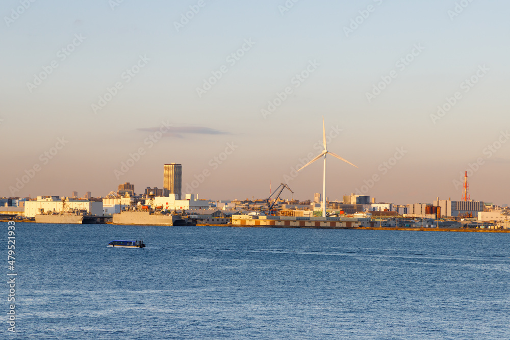 横浜大さん橋から見た横浜港の夕暮れと風力発電の風車