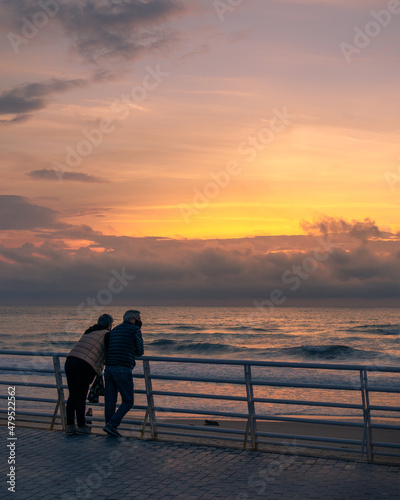 Pareja disfrutando del sunset en la playa