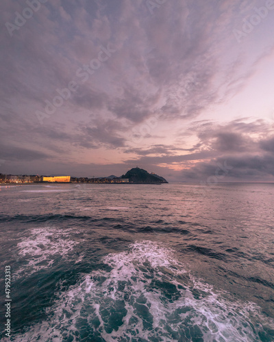Rodeado de las nubes y el mar