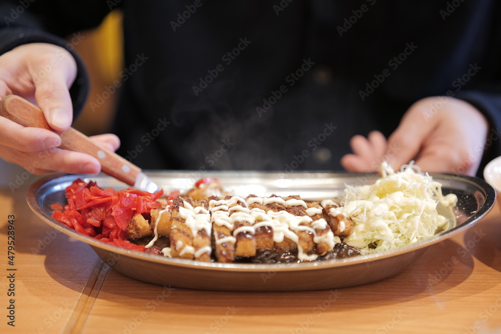 金沢カレーを食べる人2 金沢カレーを食べる人2