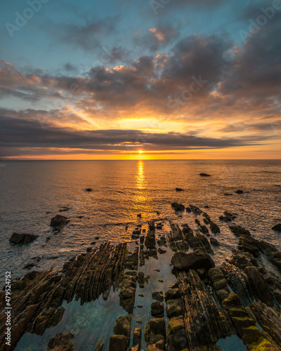 Maravilloso atardecer en la costa vasca