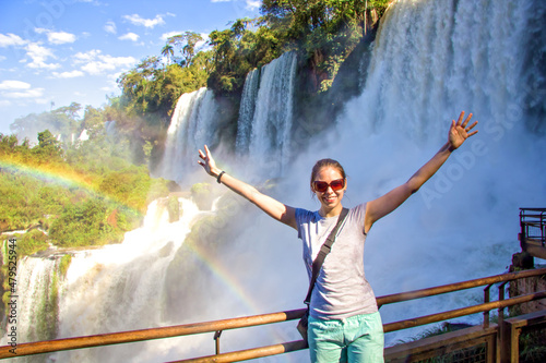Photos Tourist girl raise her hands towards the sun