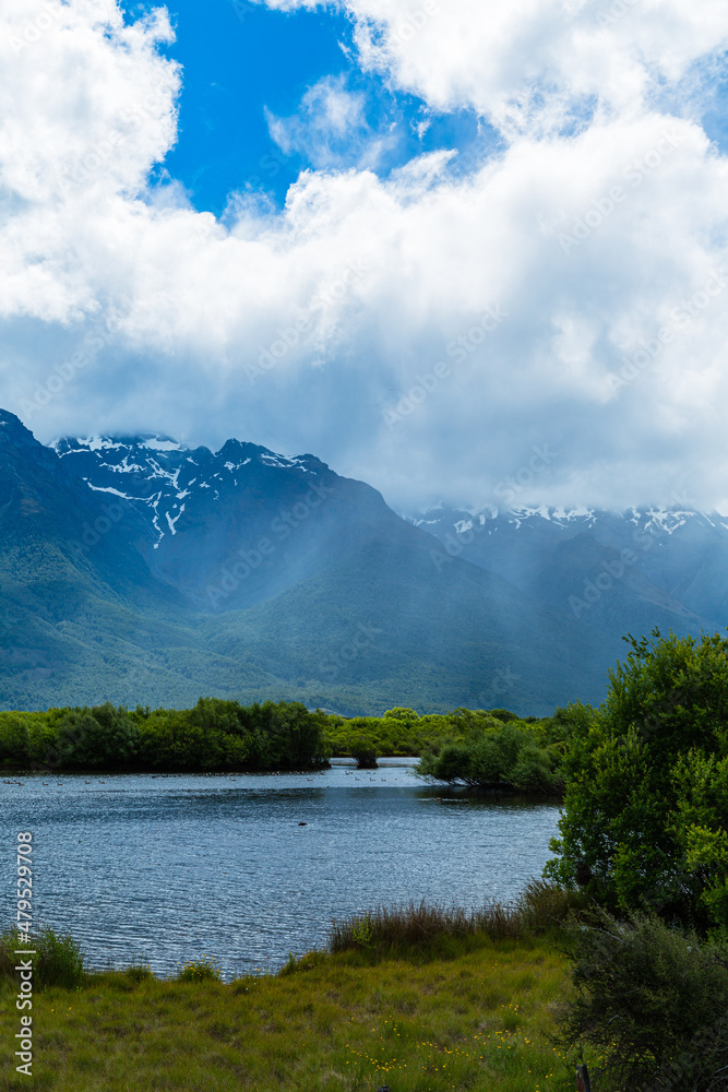 ニュージーランド　オタゴ地方のグレノーキーのラグーン・トラックから見えるラグーンと後ろに広がる山脈