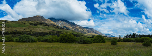 ニュージーランド オタゴ地方のグレノーキーのラグーン・トラックから見える山脈と夏の風景