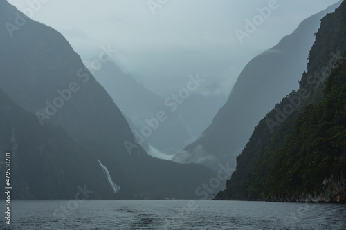 ニュージーランド フィヨルドランド国立公園のクルーズ船から見える雨の中のミルフォードサウンド