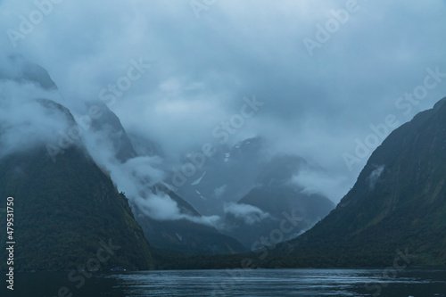 ニュージーランド 雨の中のフィヨルドランド国立公園のクルーズ船から見えるミルフォードサウンド