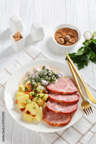 Judd mat gaardebounen, pork neck with broad beans photo