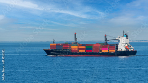 Ein Containerschiff auf dem Weg zum n  chsten Hafen