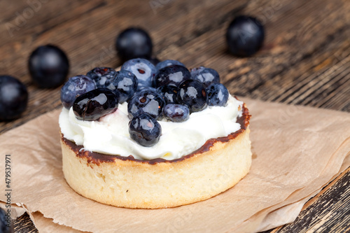 tartlet with chocolate and buttercream with blueberries