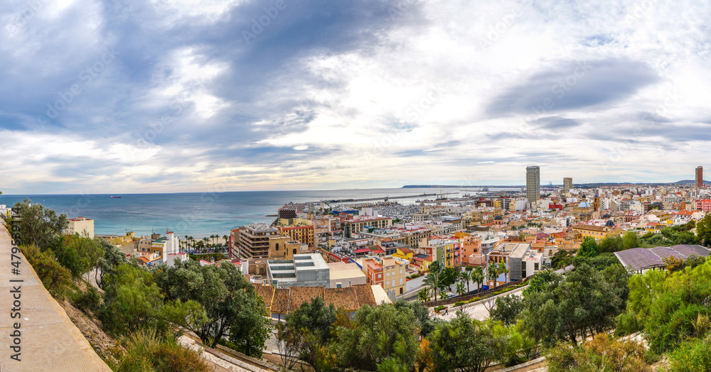Panorámica de Alicante,  del Puerto de Alicante y centro de la ciudad, desde el Castillo de Santa Barbara , composición de 7 fotos verticales unidas.