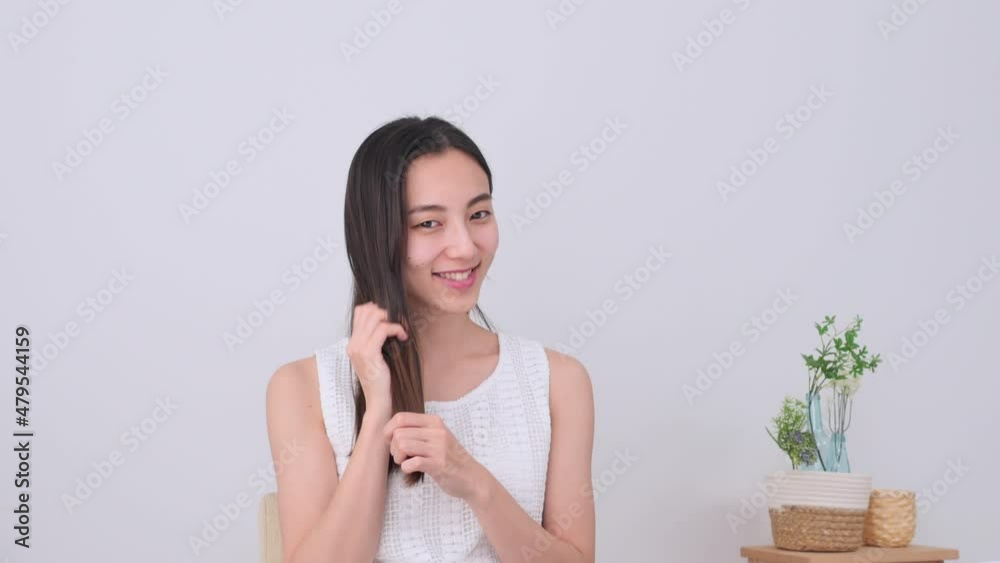 髪を撫でる女性 髪を撫でる女性