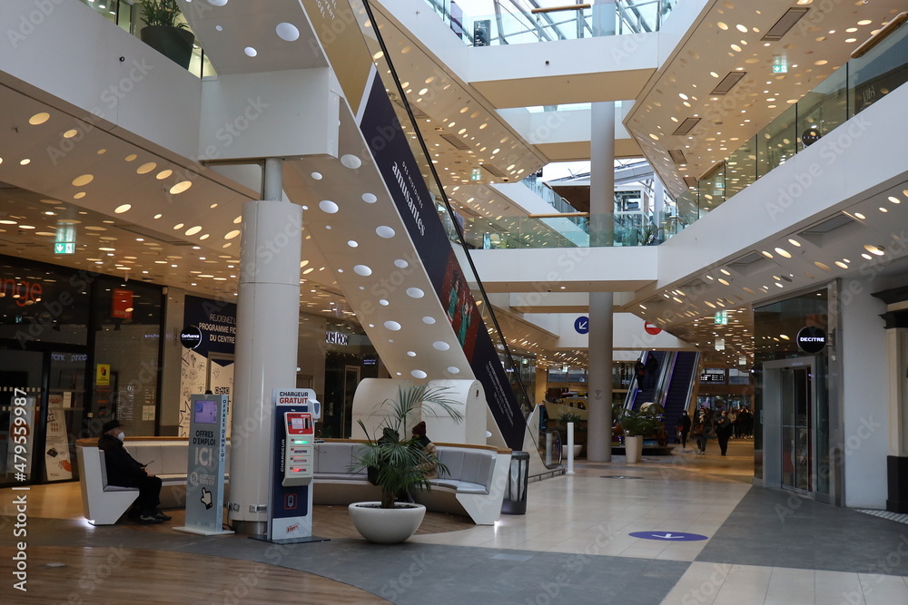 Le centre commercial Confluence, intérieur du centre commercial, quartier Confluence, ville de