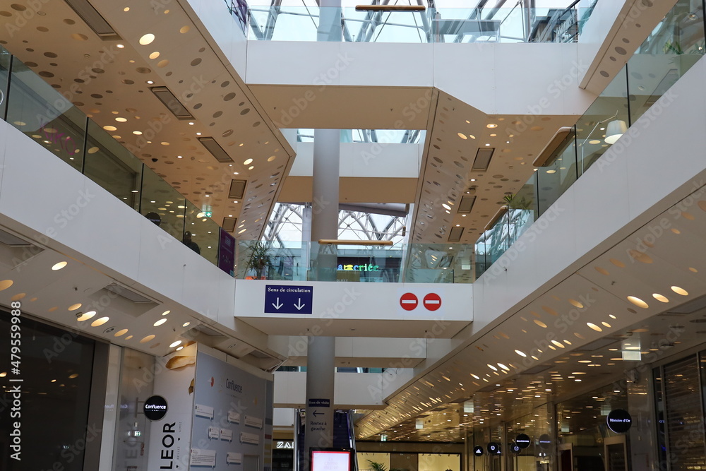 Le centre commercial Confluence, intérieur du centre commercial, quartier Confluence, ville de