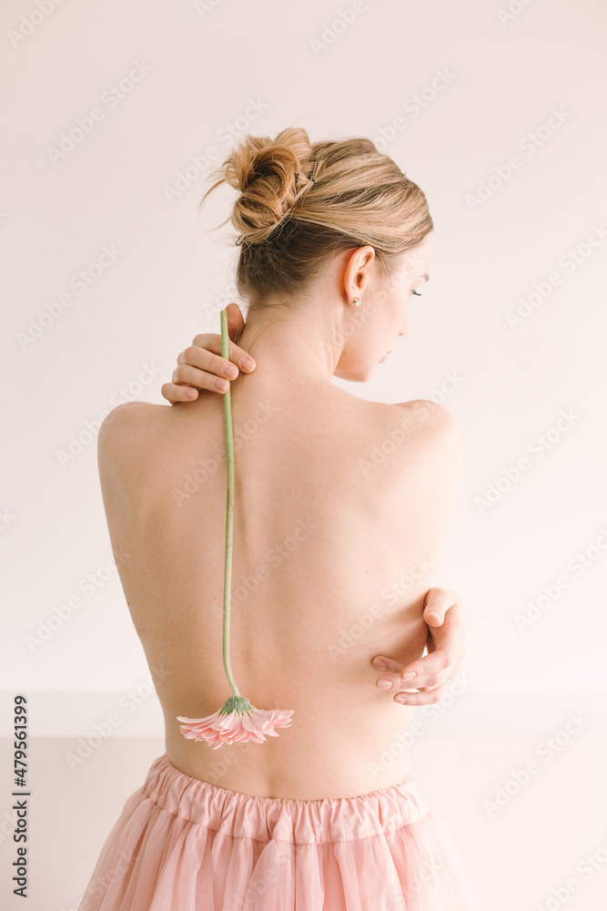Naklejka premium girl gerbera flower bare back hair tied