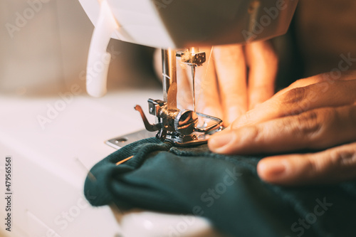 Billede på lærred Hands working on the sewing machine