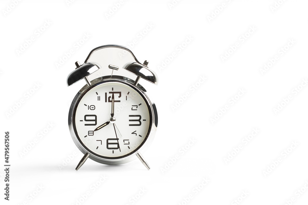 Reloj despertador retro gris sobre un fondo blanco liso y aislado. Vista de frente y de cerca. Copy space. Concepto: tiempo, fecha límite, tiempo para trabajar Reloj despertador retro gris sobre un fondo blanco liso y aislado. Vista de frente y de cerca. Copy space. Concepto: tiempo, fecha límite, tiempo para trabajar