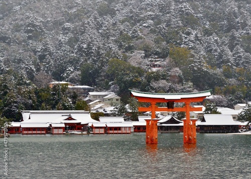 雪化粧した満潮の厳島神社