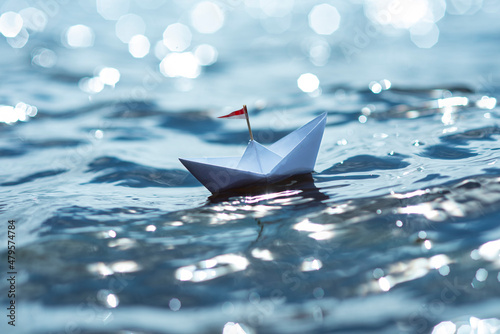 Kleines Papierschiff im sonnigen Meer © Marco Martins