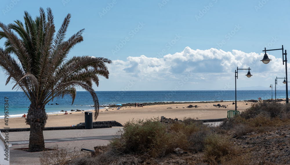 Vistra de la playa de puerto del carmen en lanzarote, islas canarias, en buen dia soleado de verano Vistra de la playa de puerto del carmen en lanzarote, islas canarias, en buen dia soleado de verano