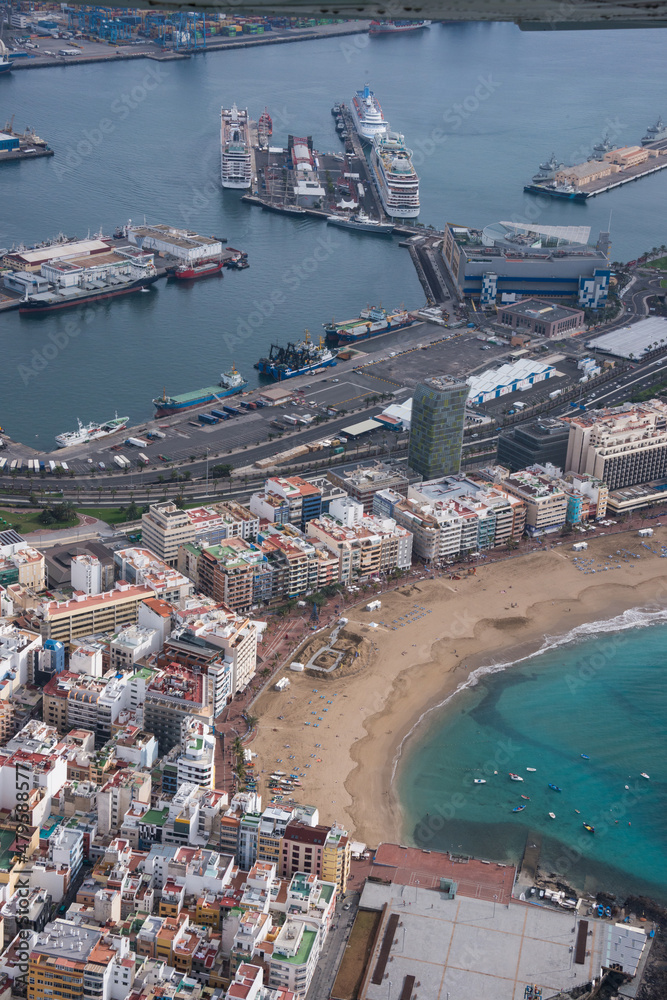 Fotografía aérea con vista de la playa de Las Canteras y del Puerto de la Luz, en la ciudad de Las Palmas, capital de la isla de Gran Canaria