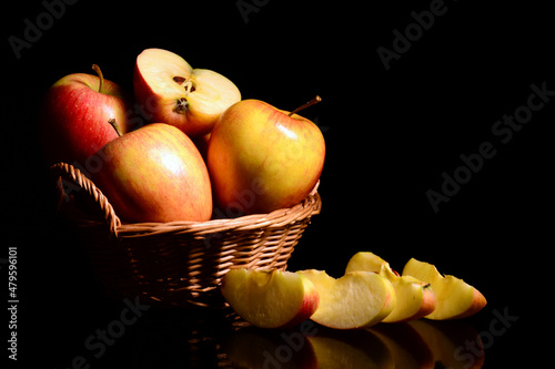 Koszyk pełen jabłek. Kompozycja z jabłkami jako tapeta na pulpit lub tekstura dla przepisów do ciast i deserów. słodkie jabłka w naturalnej kompozycji.